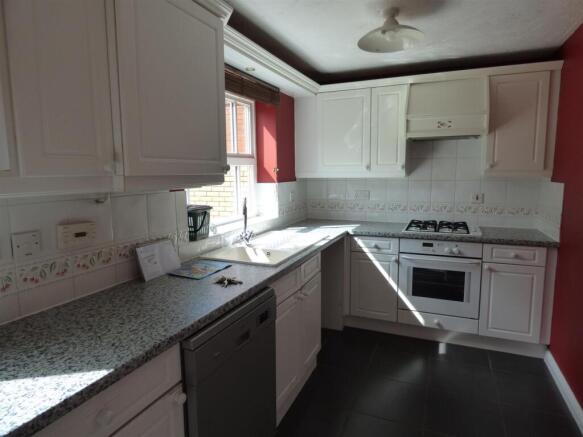 Kitchen (2).JPG