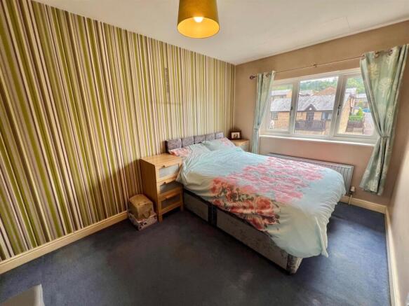 4 bed House for sale Image 8