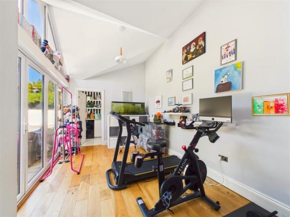 5 bed Semi-Detached for sale Image 9