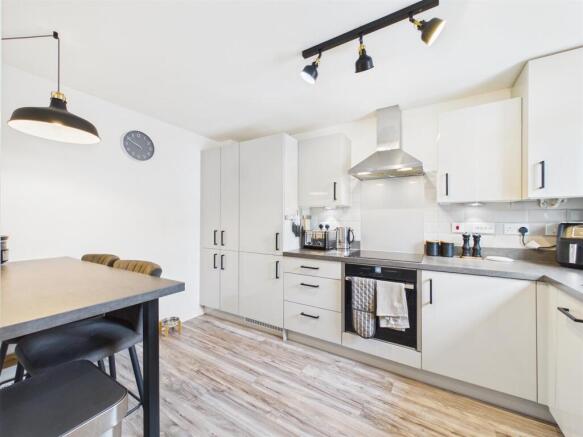 Kitchen / Breakfast Bar