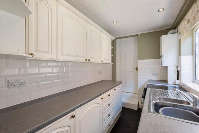 2 bed Terraced to rent Image 6