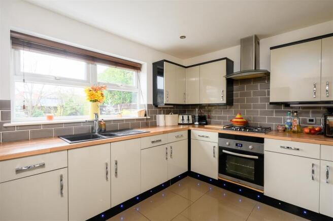 4 bed Detached for sale Image 4