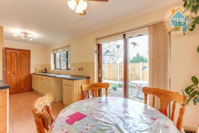 KITCHEN/DINING ROOM: