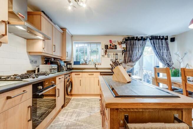 4 bed Town House for sale Image 11