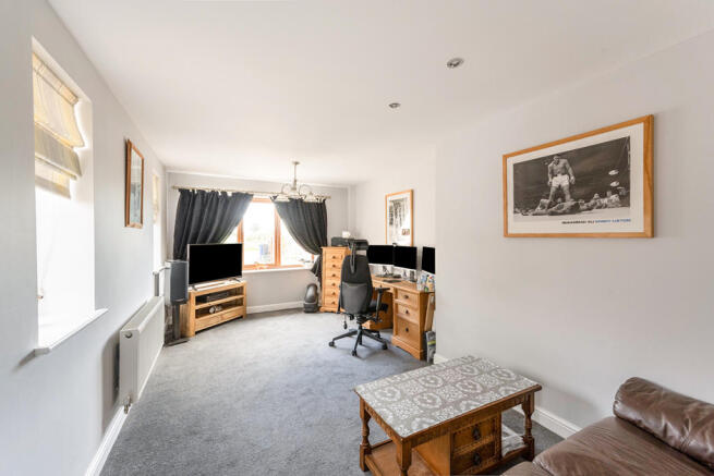 5 bed Detached for sale Image 7