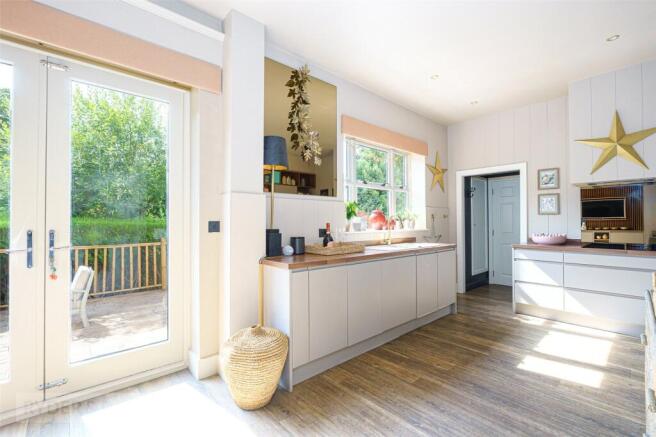 5 bed Detached for sale Image 5