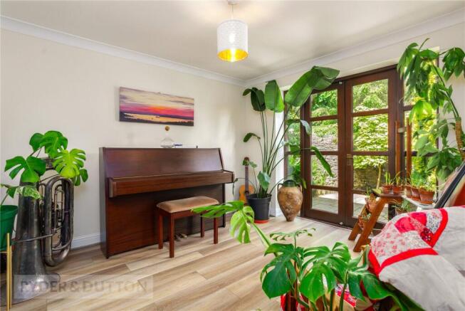 5 bed Detached for sale Image 10