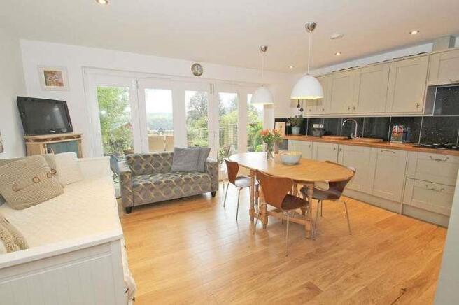 6913 kitchen.jpg