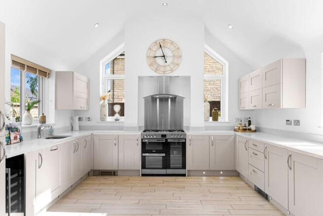 5 bed Detached for sale Image 6