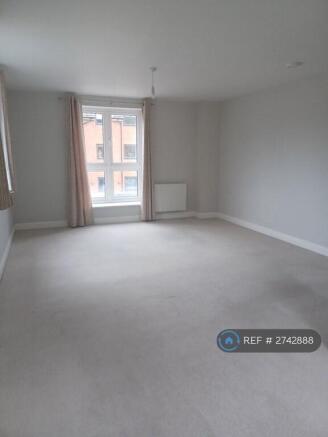 Large And Spacious Living Room / Dining Room