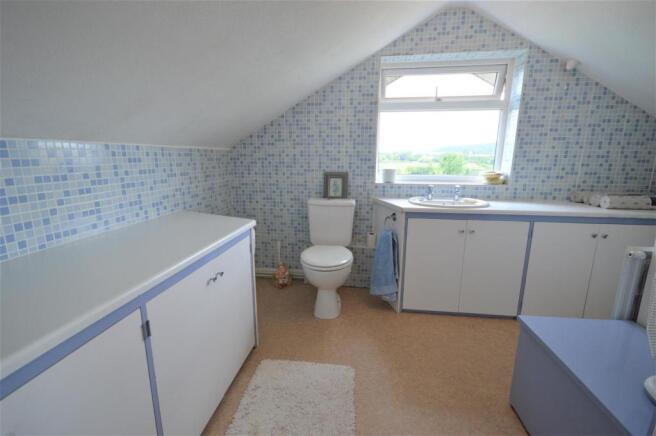FIRST FLOOR CLOAKROOM