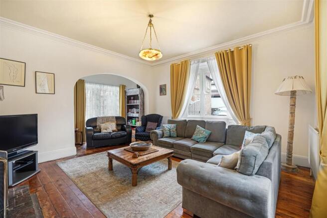 6 bed Detached for sale Image 11