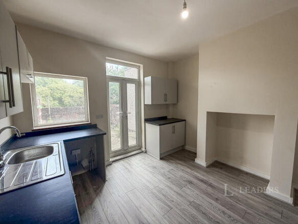 3 bed Terraced to rent Image 6