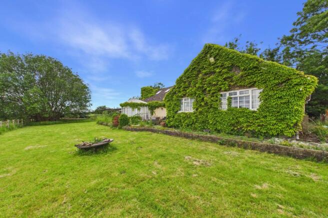 4 bed Bungalow for sale Image 8