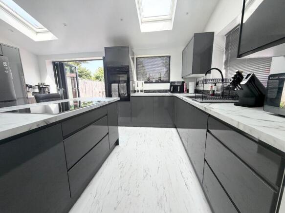 3 bed Semi-Detached for sale Image 6