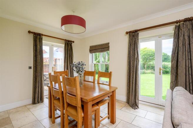 5 bed Detached for sale Image 7