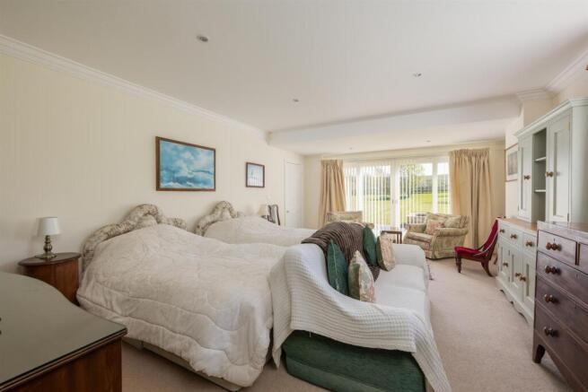 5 bed House for sale Image 11