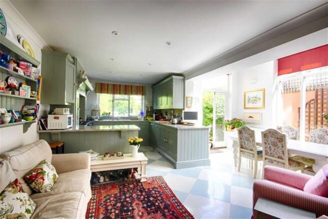 KITCHEN SITTING AREA