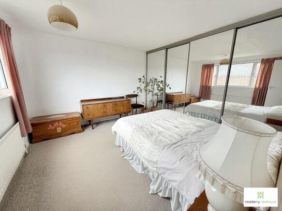 4 bed Bungalow for sale Image 11