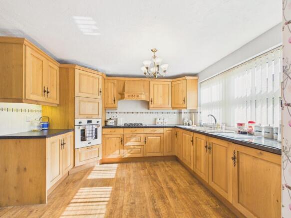 4 bed Detached for sale Image 7