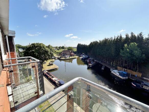 2 bed Apartment to rent Image 4