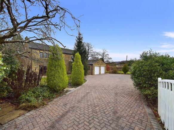 4 bed Detached to rent Image 3