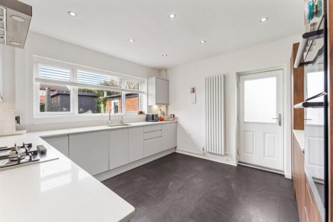 Woodland Avenue, Lymm, WA13 photo 5