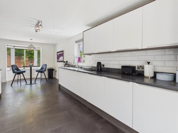 5 bed Detached for sale Image 12