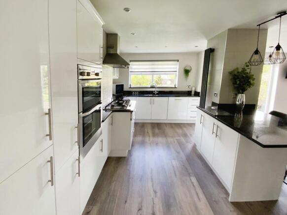 5 bed Detached for sale Image 5
