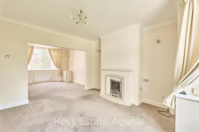 OPEN PLAN LOUNGE & DINING AREA
