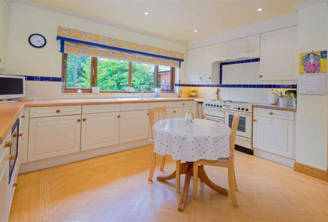 KITCHEN/BREAKFAST ROOM