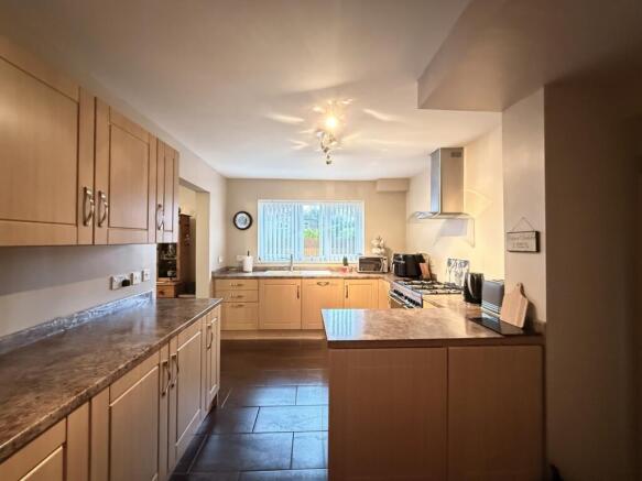 4 bed Semi-Detached for sale Image 5