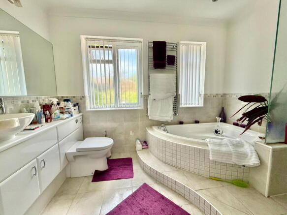 5 bed Detached for sale Image 12