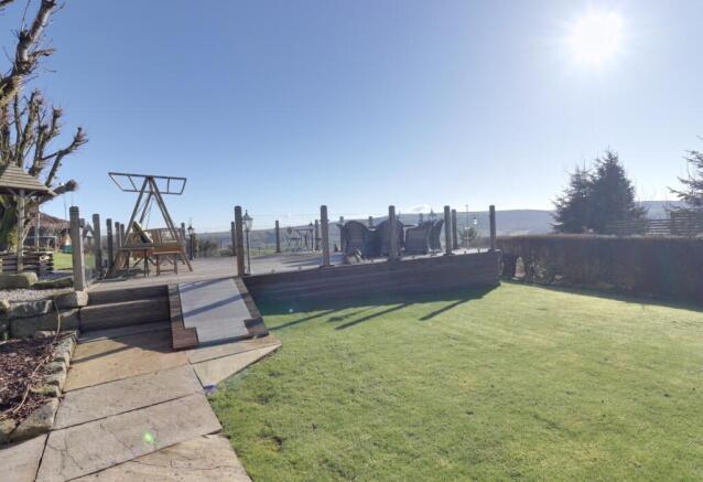 5 bed Detached for sale Image 5