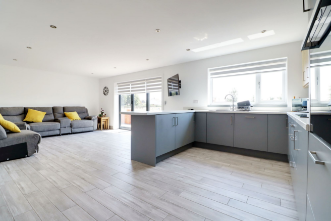 Impressive Open Plan Living/Dining Kitchen