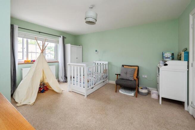 5 bed Detached for sale Image 11