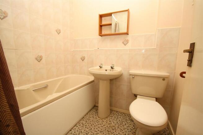 21 Rolvendon bathroom.JPG