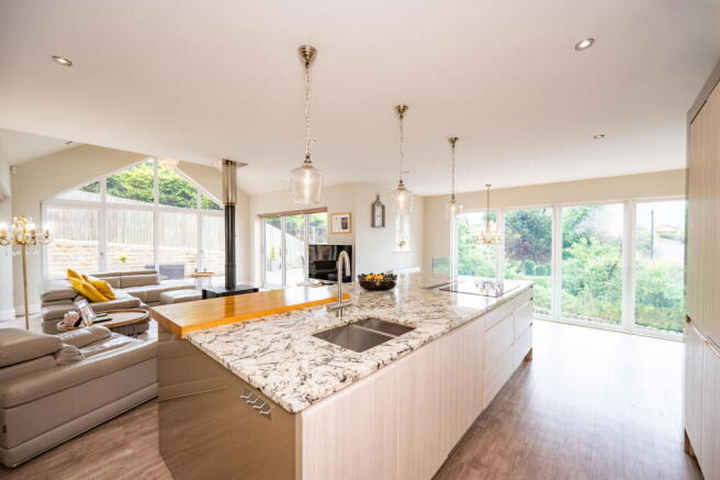 5 bed Detached for sale Image 8