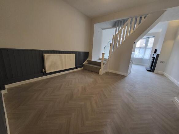 2 bed Terraced to rent Image 5