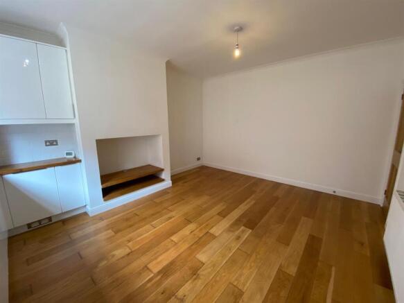 2 bed Terraced to rent Image 4