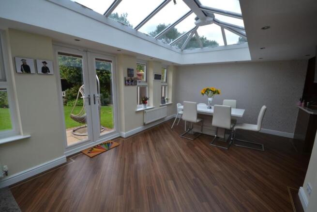 OPEN PLAN FAMILY ROOM