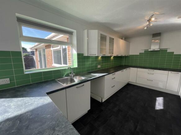 LARGE KITCHEN DINER