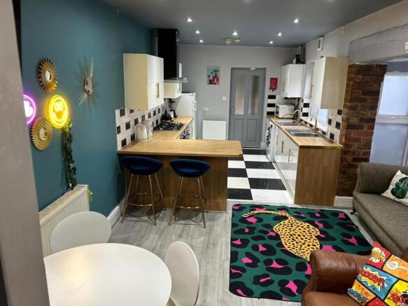 6 bed House Share to rent Image 8