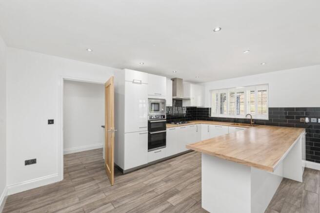 5 bed House for sale Image 11