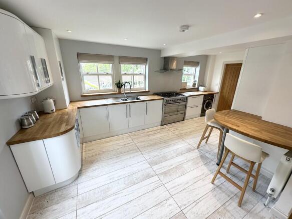 5 bed Detached for sale Image 5