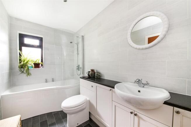 Ensuite Bed 1.jpg