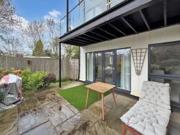 Flat 3, 22 Grosvenor Place, Station Road, Whyteleafe CR3 0EP