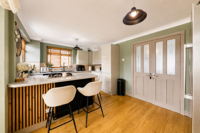 4 bed Semi-Detached for sale Image 8