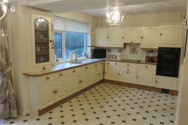 SPACIOUS DINING KITC