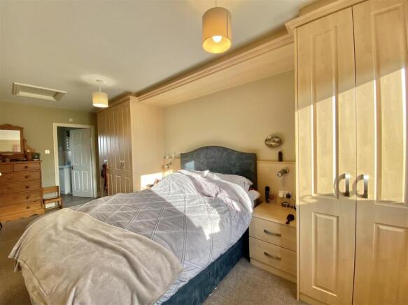 5 bed Detached for sale Image 12